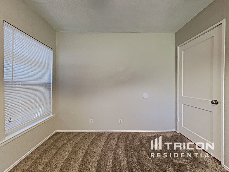 Building Photo - 423 Byrnes Dr