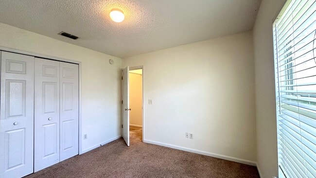 Building Photo - 3 bed/2 bath home, conveniently located in quiet Meadowfield Bluff