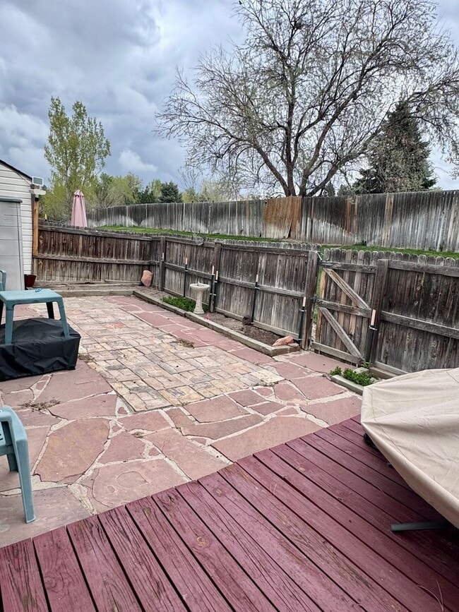 Building Photo - Open Tri-Level Townhome With Tons Of Space...