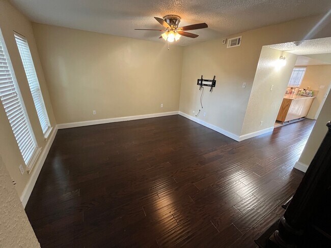 Building Photo - 6416 Bankside Dr