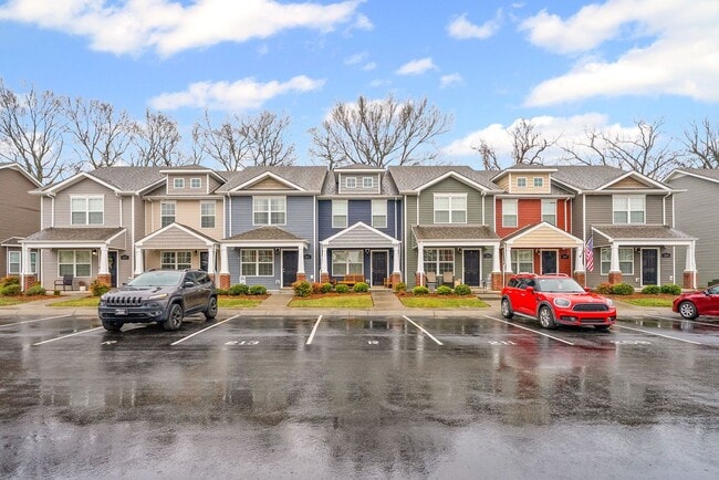 Building Photo - 2 Bedroom Condo For Rent With Community Swimming Pool!