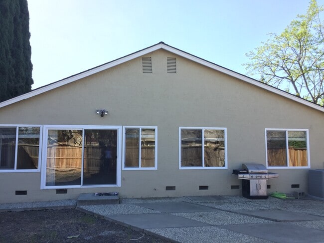Building Photo - 4670 Holycon Cir