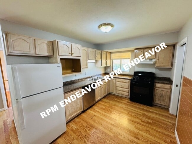 Building Photo - 3 Bed 1.5 Bath. Move in Ready! Deposit Fre...