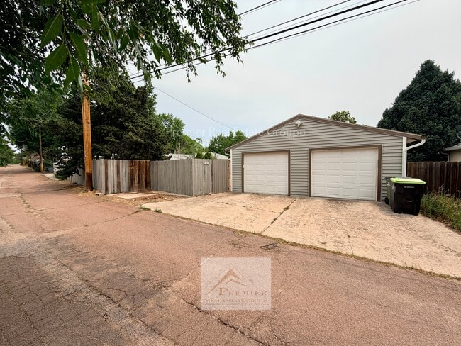 Building Photo - 2140 Robin Dr
