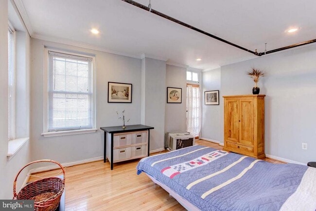 Building Photo - 811 S Broadway