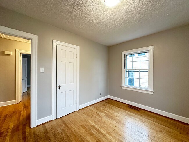 Building Photo - Charming 2-Bedroom Cottage-Style Home!