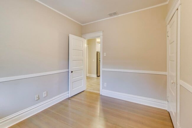 Building Photo - 1601 W Touhy Ave