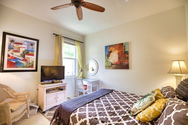 Building Photo - Seasonal Short-Term Single Family Pool Home in Pelican Pointe Golf & Country Club!