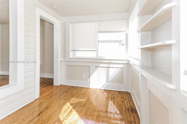 Building Photo - 713 S N St