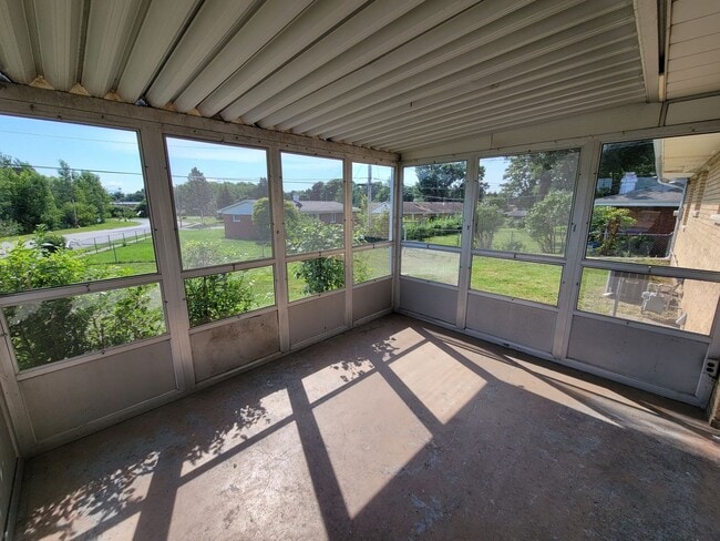 Building Photo - 3 bed, 1 bath, Close to South Bend Airport
