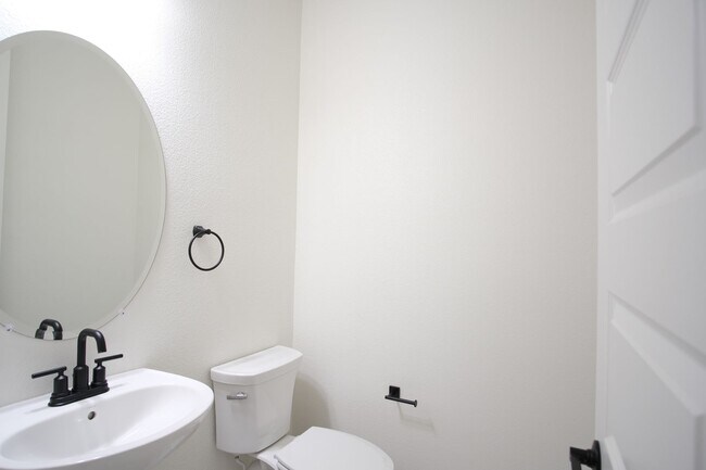 Building Photo - Stunning 4-bedroom 2.5 bathroom