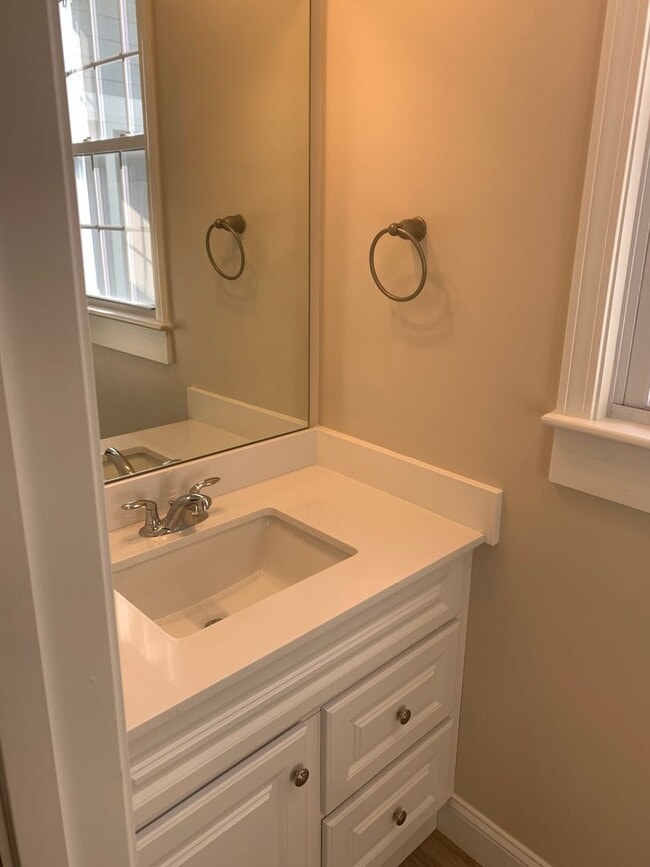 Building Photo - 129 Kenoza Ave