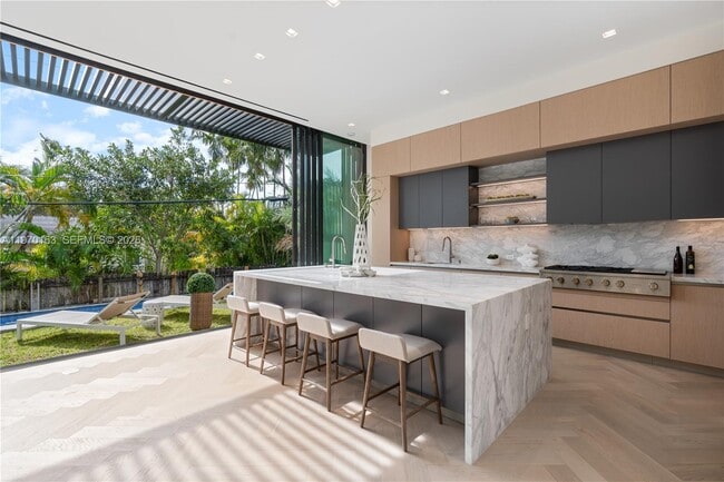 Building Photo - 536 W 51st St