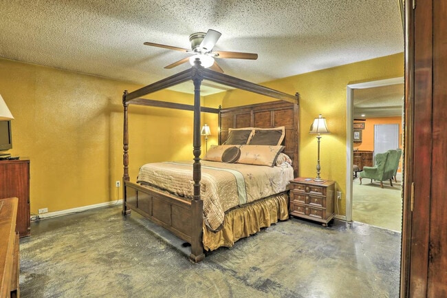 Building Photo - 2109 Woodside Dr