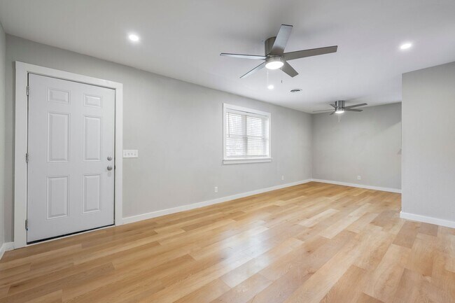 Building Photo - 811 N Pleasant St