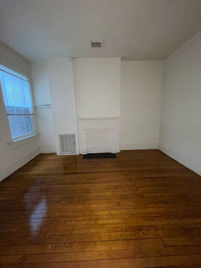 Building Photo - Amazing 3 bdrm/1.5 bath House Conveniently Located in The Heart of VCU and Downtown!