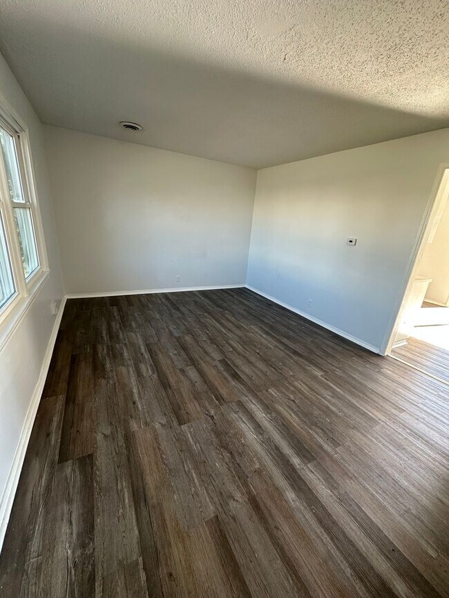 Building Photo - WELCOME HOME! Cute 2 Bedroom 1 Bathroom with Garage!