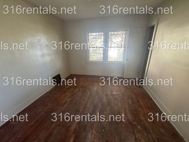 Building Photo - $1025 - 3 Bed 1 Bath - Single Family Home