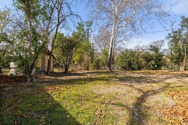 Building Photo - 1501 Broadmoor Dr