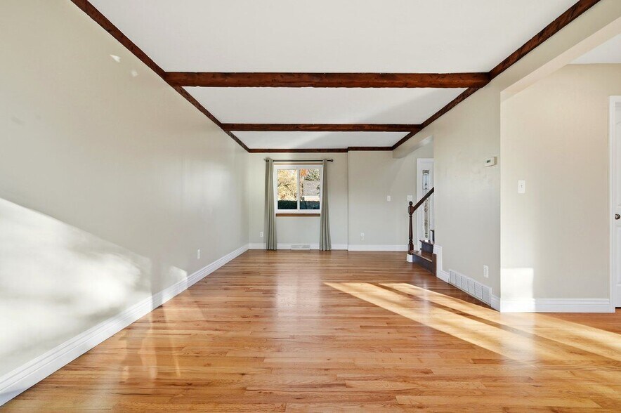 Building Photo - 5595 Birdview Heights