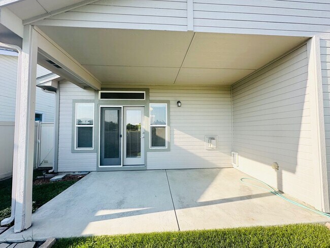 Building Photo - Exceptionally maintained Single level 3 bedroom home available soon!