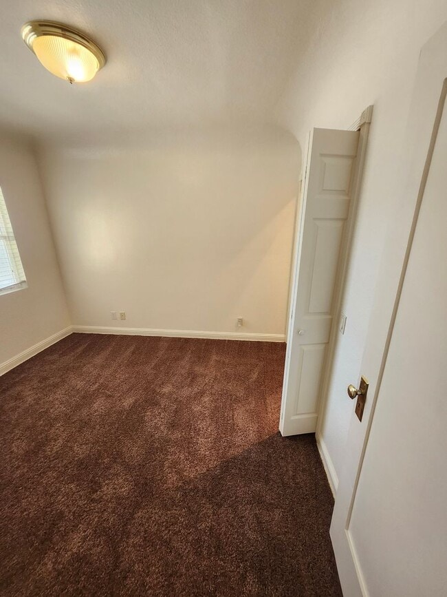 Building Photo - Charming Colonial-Style 2-Bedroom Home in ...