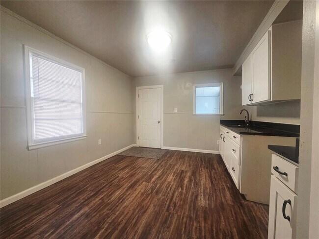 Building Photo - 307 E Kittyhawk Dr