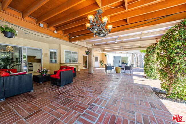 Building Photo - 18022 Lake Encino Dr