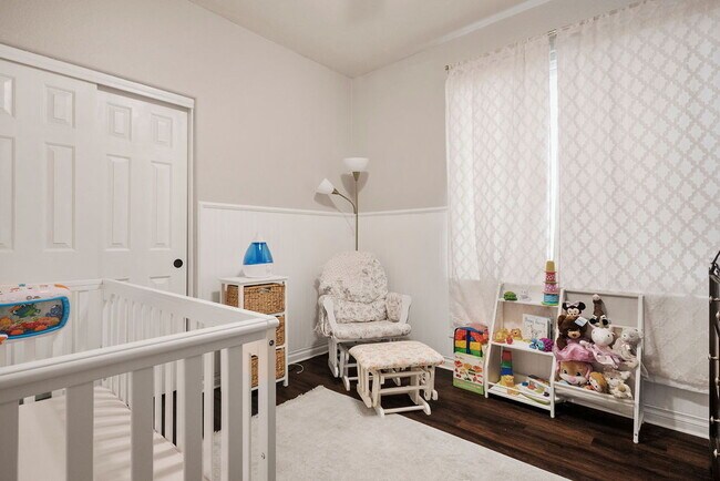 Building Photo - "Spacious 4-Bed Oasis with Outdoor Kitchen & Hardwood Elegance in North Las Vegas!"