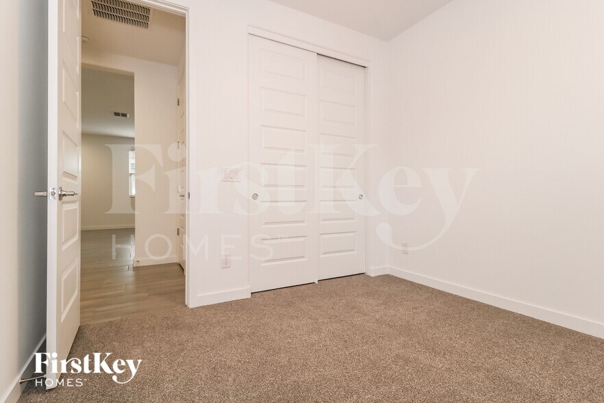 Building Photo - 12516 W Kaler Dr