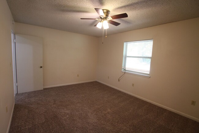 Building Photo - Oversized 4 bedroom 3 bath rental in Tyler...