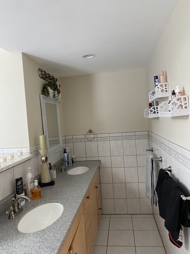 Building Photo - 219 Whiskeag Rd