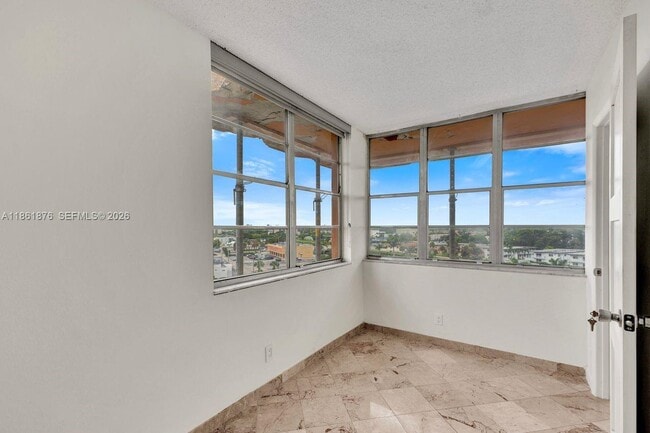 Building Photo - 2025 NE 164th St