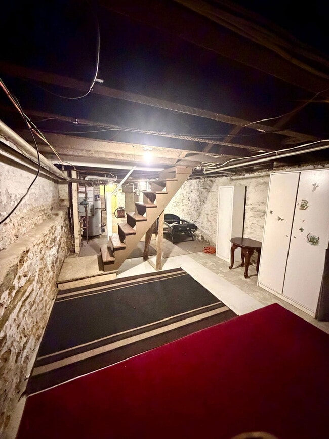 Building Photo - 526 Howard Ave