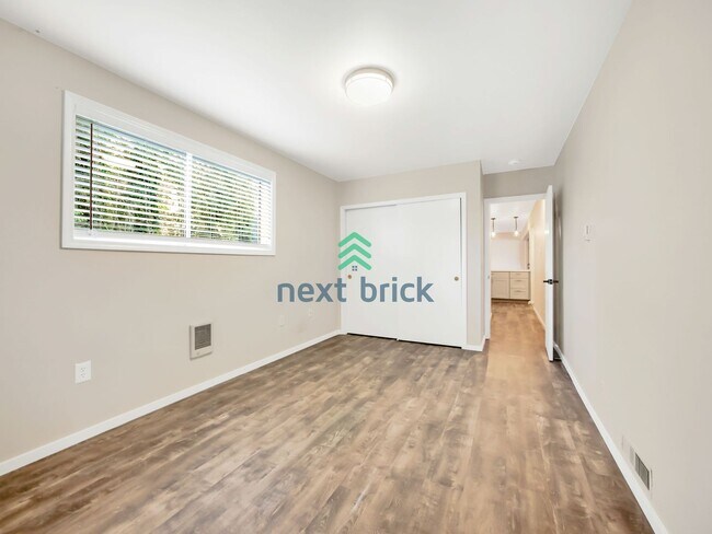 Building Photo - 5 Bed and 3 Bath Single-family Home Availa...