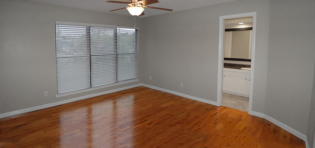 Primary bedroom with en-suite bath & walk in closet - 8710 Park Ln