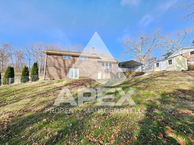 Building Photo - Spacious 4Bd – 2Ba Tri-Level Brick Home in North Knoxville!