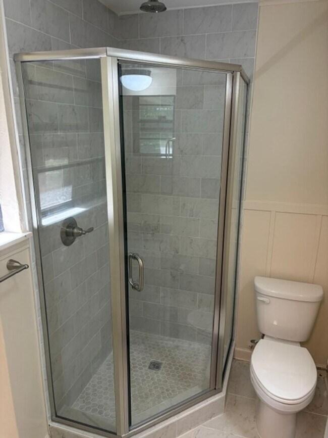 Building Photo - Gorgeous 3 Bedroom Remodeled Home
