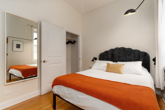 Building Photo - 846 N Hermitage Ave