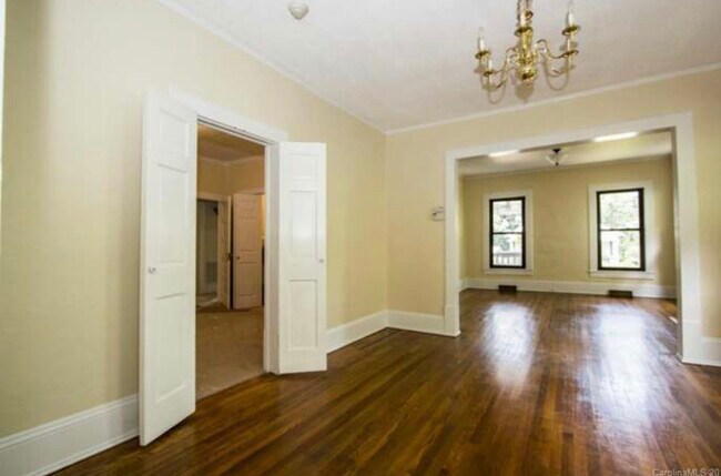 Building Photo - 235 Maple St