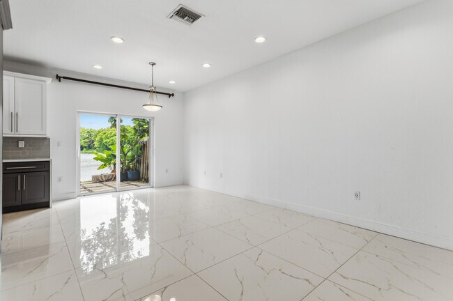 Building Photo - 5056 SW 141st Ave