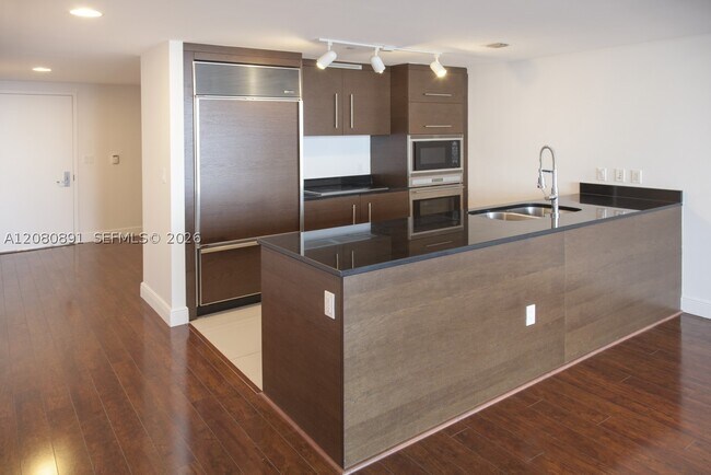 Building Photo - 475 Brickell Ave