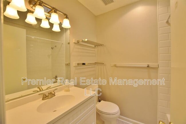 Building Photo - 335 E 7th Ave