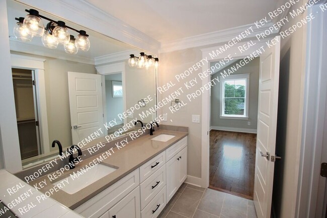 Building Photo - 6113B California Avenue-