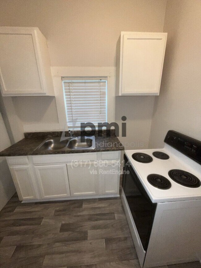 Building Photo - 2422 E Adams St