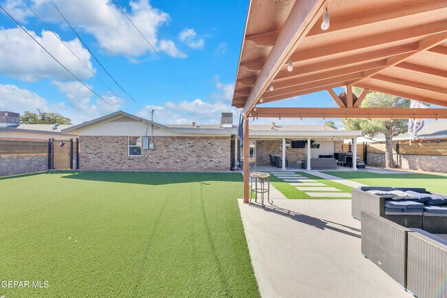 Building Photo - 9913 Album Ave