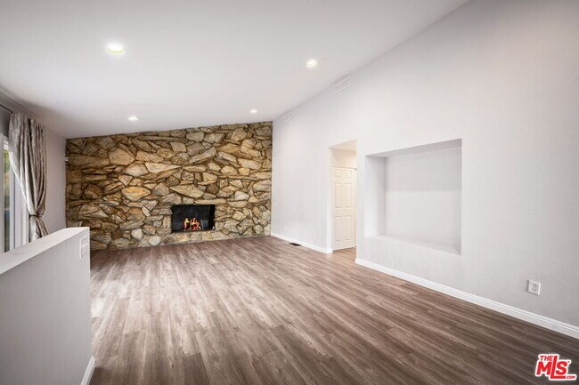 Building Photo - 8657 Valley Flores Dr