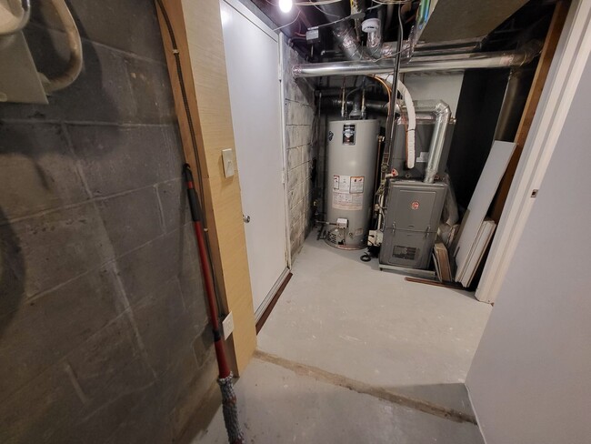 Building Photo - 3 Bed w/ Finished Basement