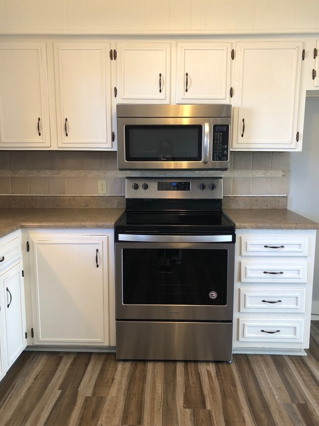 Building Photo - Beautiful  4 bedroom Remodeled Home in Ravenwood  Springfield MO