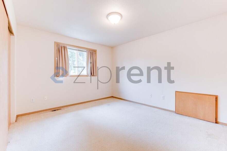Building Photo - Unit